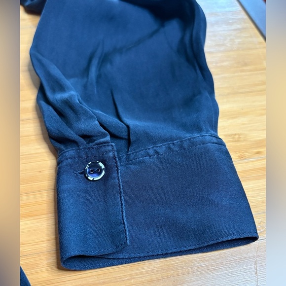 GUC Vince- Navy Blue Silk V-Neck Top. Size 4 - Picture 6 of 6